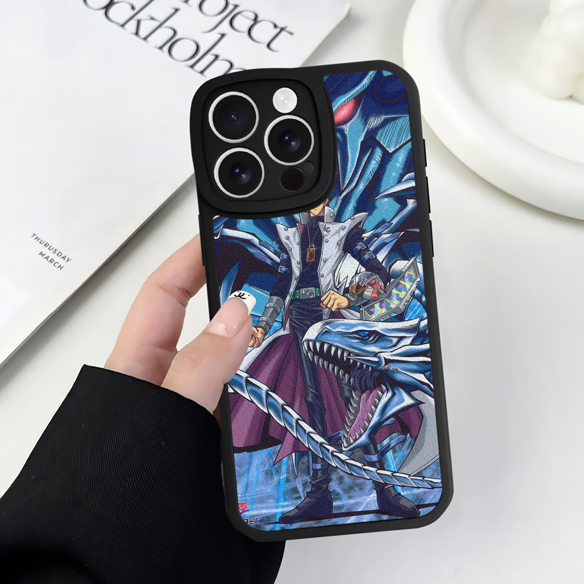 （画像用） 遊☆戯☆王 Yu-Gi-Oh! 【iPhone 16シリーズ対応】シリコンスマホケース（レザー調） 材質：シリコン